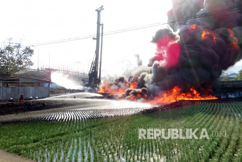 Kebakaran pipa Pertamina dilokasi proyek pembangunan Kereta Cepat Indonesia-Cina (KCIC), di Kampung Mancong, Kelurahan Melong, Kecamatan Cimahi Selatan, Kota Cimahi, Selasa (22/10)