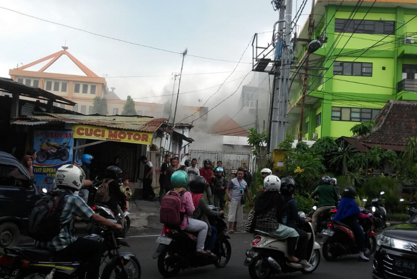 Kebakaran RSSA Malang. Kebakaran yang melanda RSSA Malang sempat menyebabkan kemacetan lalu lintas sekitar tempat kejadian.