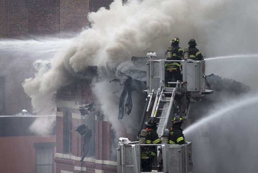 Kebakaran sebabkan dua gedung runtuh di Manhattan, New York