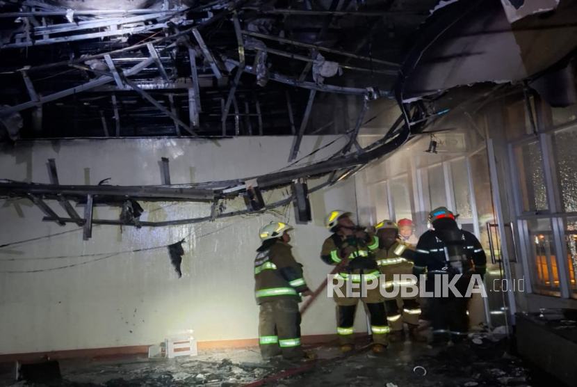 Kebakaran sempat terjadi di ruang sauna Hotel Tebu di Jalan LLRE Martadinata, Kota Bandung, Jumat (14/11/2025) sekitar pukul 18.30 WIB. Beruntung petugas yang memadamkan api berhasil menyekat api dan dipadamkan sehingga tidak merambat ke bangunan yang lain. 