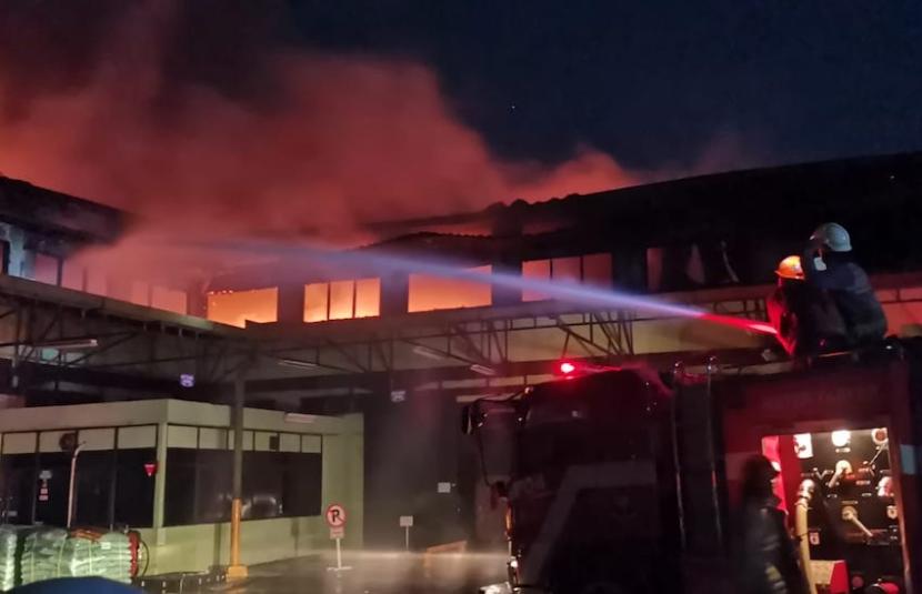 Kebakaran terjadi di area pabrik kawasan Jalan Cimuncang, Kecamatan Cibeunying Kidul, Kota Bandung, Jawa Barat, Rabu (6/9/2023) dini hari.