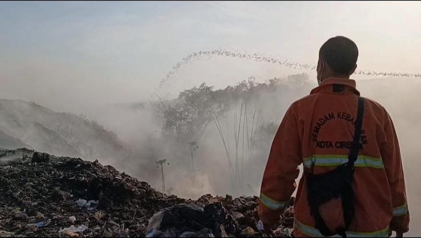 Kebakaran terjadi di area Tempat Pembuangan Akhir (TPA) Kopi Luhur, Kecamatan Harjamukti, Kota Cirebon, Jawa Barat, Selasa (26/9/2023). 