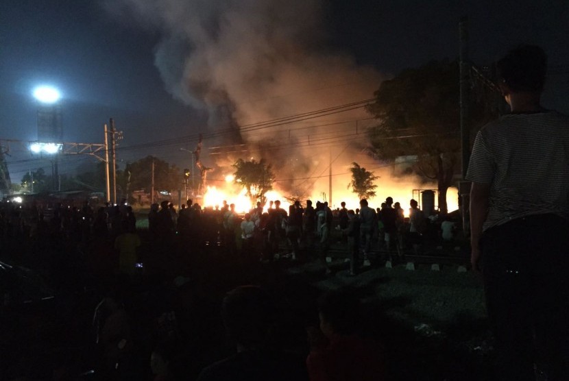 Kebakaran terjadi di Flyover Kranji, Bekasi Barat, Kamis (23/3), malam. 