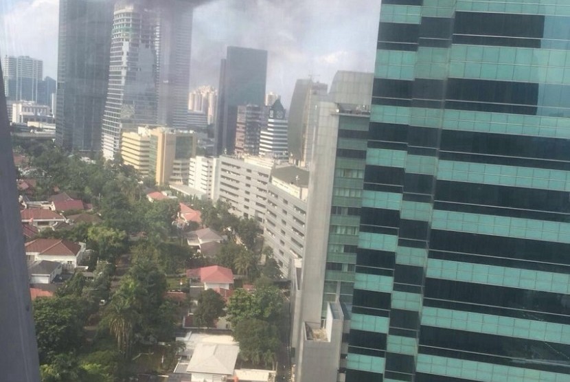 Kebakaran terjadi di Gedung Palma, Rasuna Said, Jakarta Selatan, Senin (7/3).