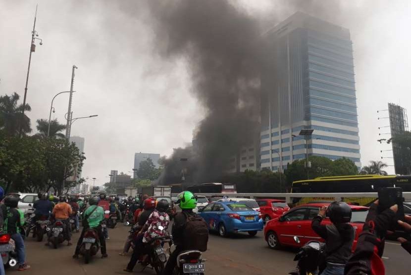 Kebakaran terjadi di gerbang tol seberang Gedung DPR MPR, Kamis (27/9). 