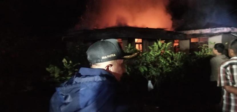 Kebakaran terjadi di Jorong Gudam, Nagari Pagaruyung, Kecamatan Tanjung Emas, Tanah Datar, Rabu (17/3). Api melalap satu unit rumah milik pasangan lansia yang sedang terbaring stroke.