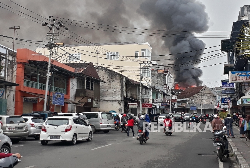 Kebakaran terjadi di Pasa Ateh (Pasar Atas) Bukittinggi, Senin (30/10).