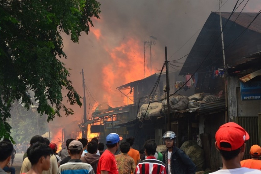 Kebakaran terjadi di pemukiman padat penduduk di Kawasan Tebet, Jakarta Selatan, Kamis (24/12).  (foto : MgROL_54)