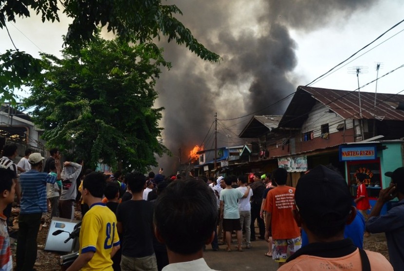 Kebakaran terjadi di pemukiman padat penduduk di Kawasan Tebet, Jakarta Selatan, Kamis (24/12).  (foto : MgROL_54)