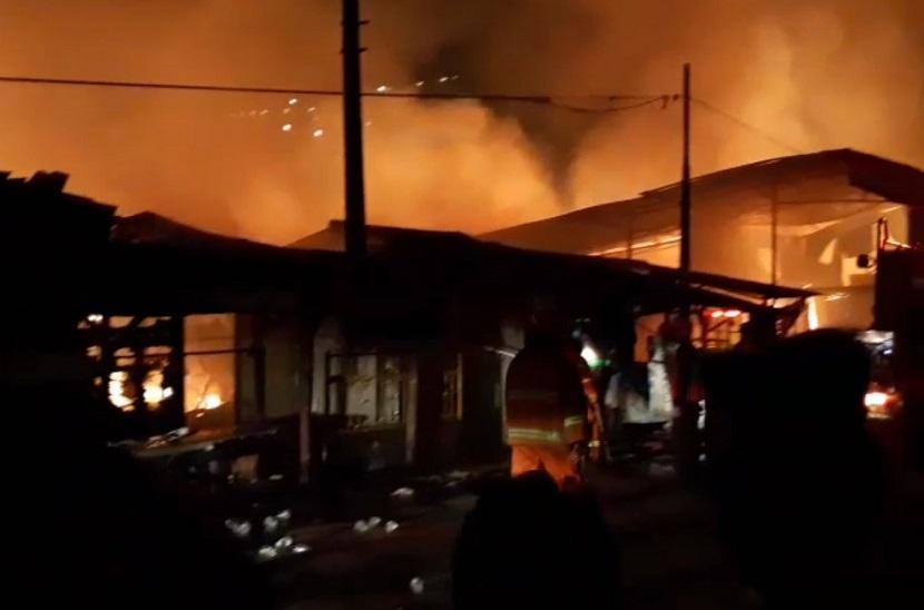 Kebakaran terjadi di Perumahan Guru DKI di Jalan Prof M Yamin, Kelurahan Duren Jaya, Kecamatan Bekasi Timur, Kota Bekasi pada Sabtu (31/7) malam.