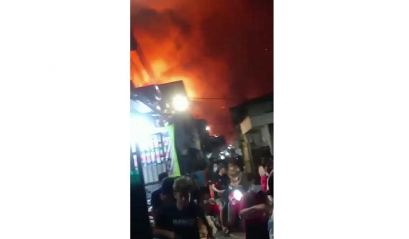 Kebakaran terjadi di salah satu ruas pipa di arena Terminal Bahan Bakar Minyak (TBBM) Plumpang, Jakarta Utara, Jumat (3/3) malam. Warga yang tinggal di sekitar Depo Pertamina Plumpang lari berhamburan mencari lokasi yang aman.