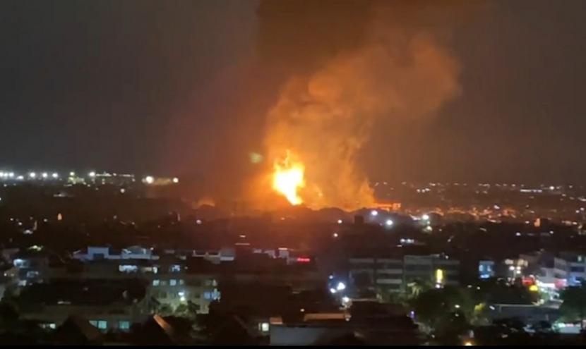 Kebakaran terjadi di salah satu ruas pipa di arena Terminal Bahan Bakar Minyak (TBBM) Plumpang, Jakarta Utara, Jumat (3/3) malam.