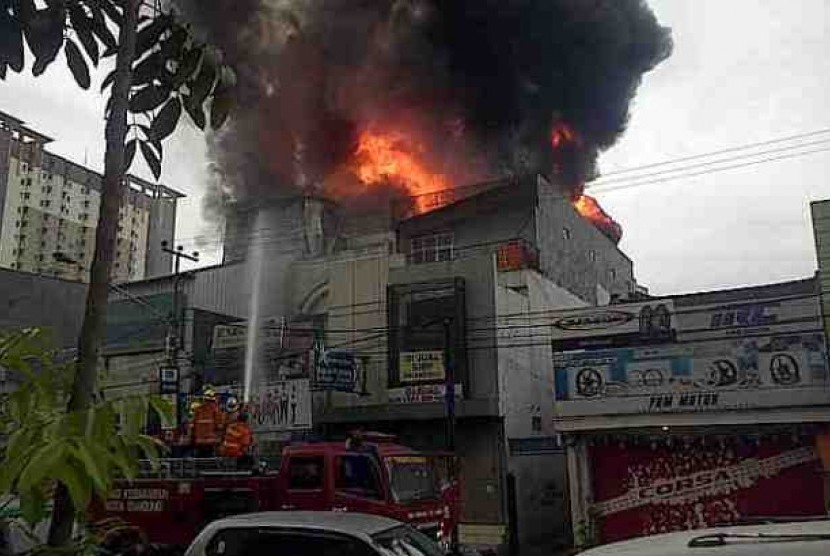 Kebakaran toko onderdil mobil  di Jalan A Yani 699, Kota Bandung.