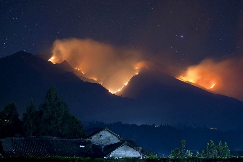 Kebakaran yang melanda Taman Nasional Gunung Merbabu terlihat dari kawasan Ngablak, Magelang, Jawa Tengah, Jumat (21/8) dini hari.