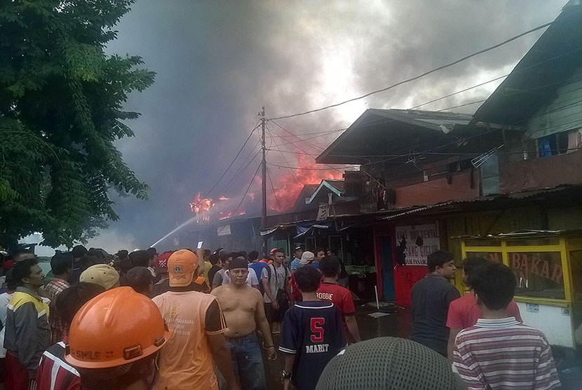 Kebakaran yang terjadi di kawasan pemukiman Bukit Duri, Tebet, Jakarta Selatan, Kamis (24/12).