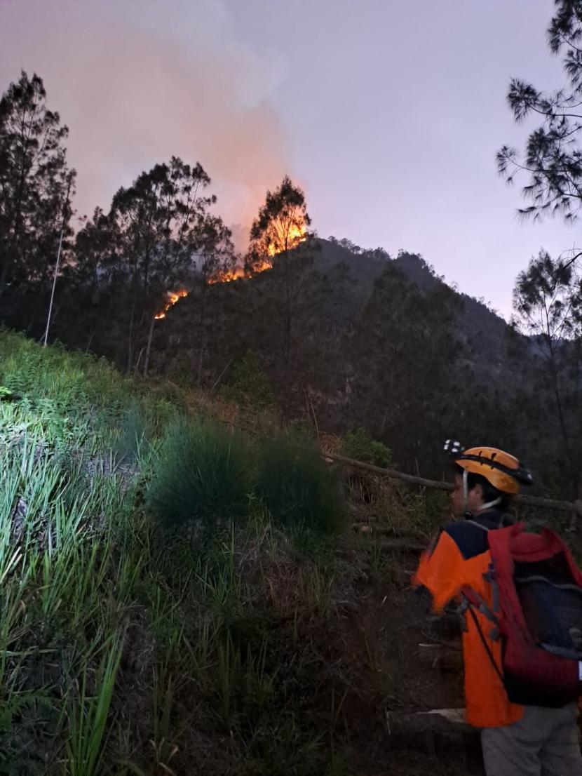 Kebakaran yang terjadi di lereng Gunung Panderman Kota Batu, Malang.