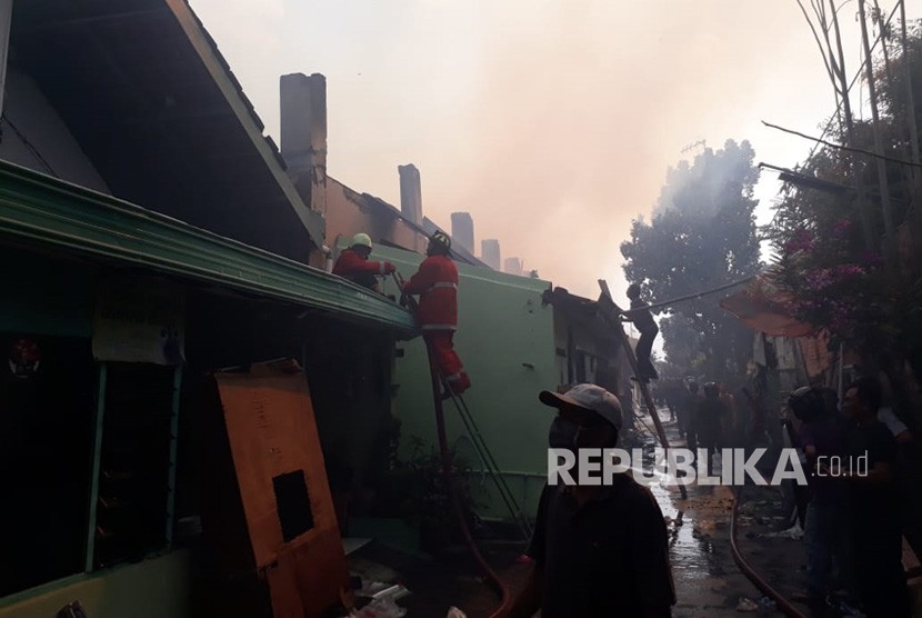 Kebakaran yang terjadi di pabrik tekstil merembet hingga pemukiman warga di Pasar Kliwon, Solo. Kebakaran juga memaksa proses penghitungan suara di TPS 07 ditunda sementara.