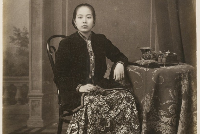 Kebaya, gelung dan konde dari seorang keluarga Sultan Hamengku Bawono VII, pada tahun 1885..
