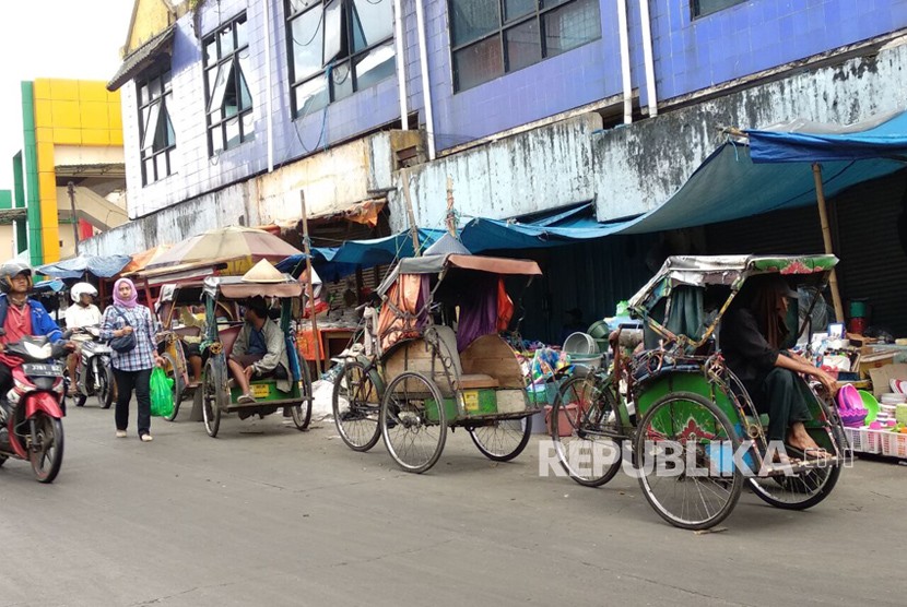 Keberadaan becak di kawasan Pasar Anyar, Bogor. 