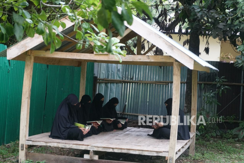 Keberadaan daiyah seperti Habina dan Habira menjadi penting di tengah kondisi banyak daerah pedalaman yang masih minim akses pendidikan. Di balik langkah mereka, selalu ada BMH sebagai sahabat perjuangan. 