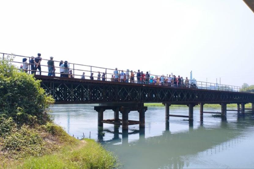 Keberadaan jembatan yang membelah Sungai Citarum itu adalah akses penghubung antara warga desa.