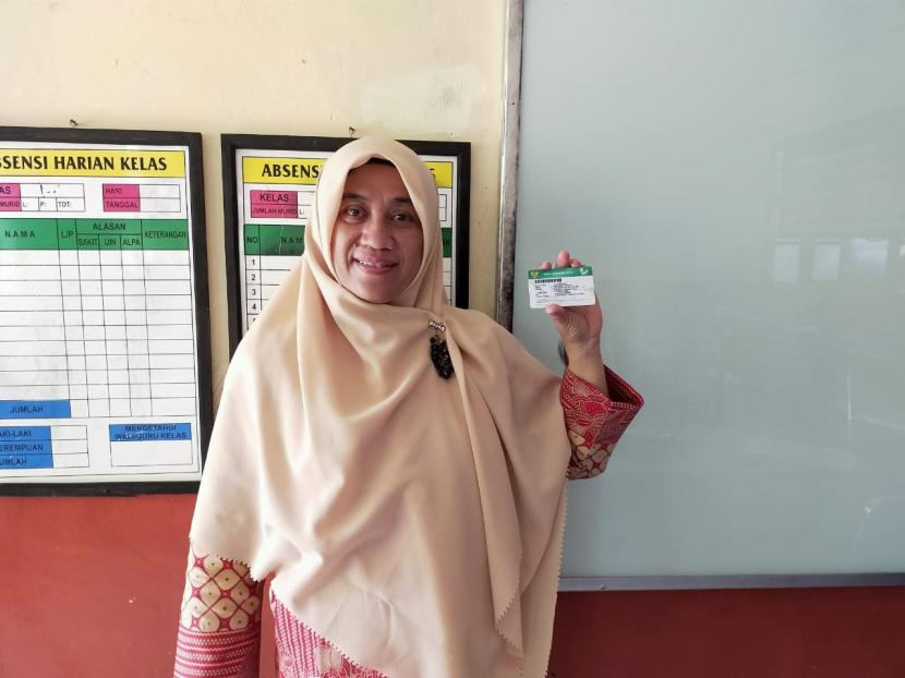 Keberadaan Program Jaminan Kesehatan Nasional-Kartu Indonesia Sehat (JKN-KIS) telah memberikan banyak manfaat kepada pesertanya. Salah satunya dirasakan oleh Gantini. Seorang guru di sekolah dasar negeri telah merasakaan manfaat yang besar dari adanya Program JKN-KIS ini.