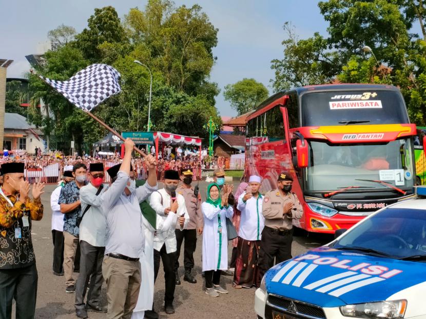 Keberangkatan calon jamaah haji Kabupaten Banyumas menuju Asrama Haji Donohudan, di GOR Satria Purwokerto, Rabu (22/6/22). 
