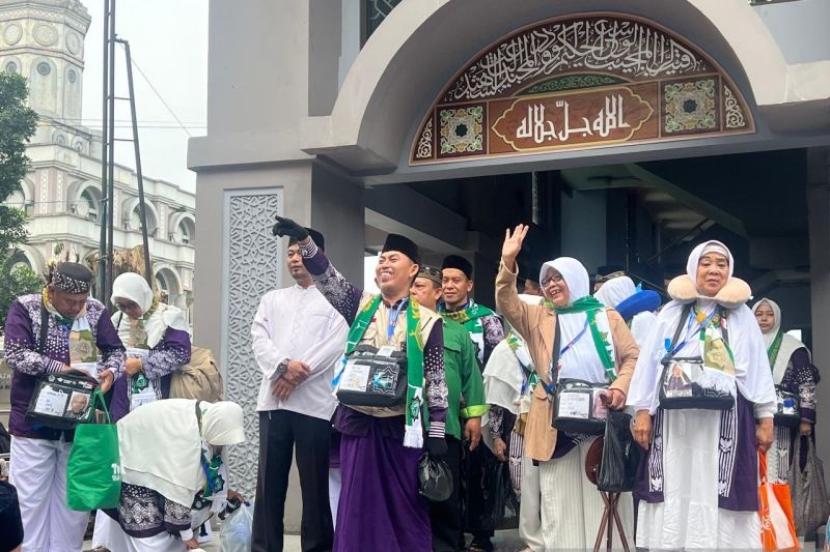 Keberangkatan jamaah calon haji asal Kota Bogor dari Masjid Raya Bogor, Senin (20/5/2024). 