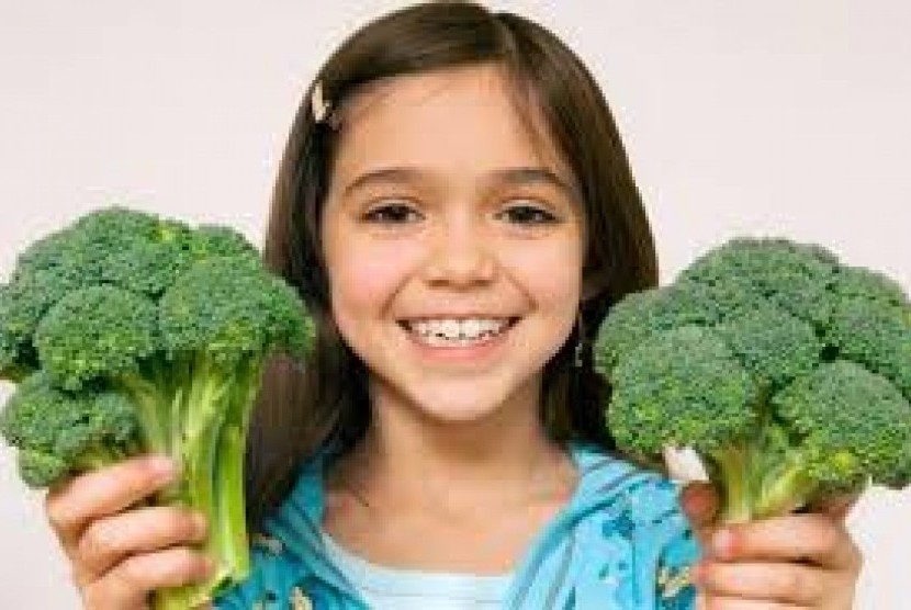 Kebiasaan anak makan sayur perlu dipupuk sejak anak mulai bisa diberi makanan pedamping ASI.