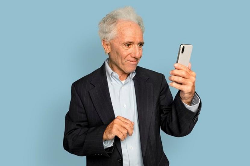 Kebiasaan dengan telepon yang harus dihindari saat berusia 65 tahun ke atas (ilustrasi).