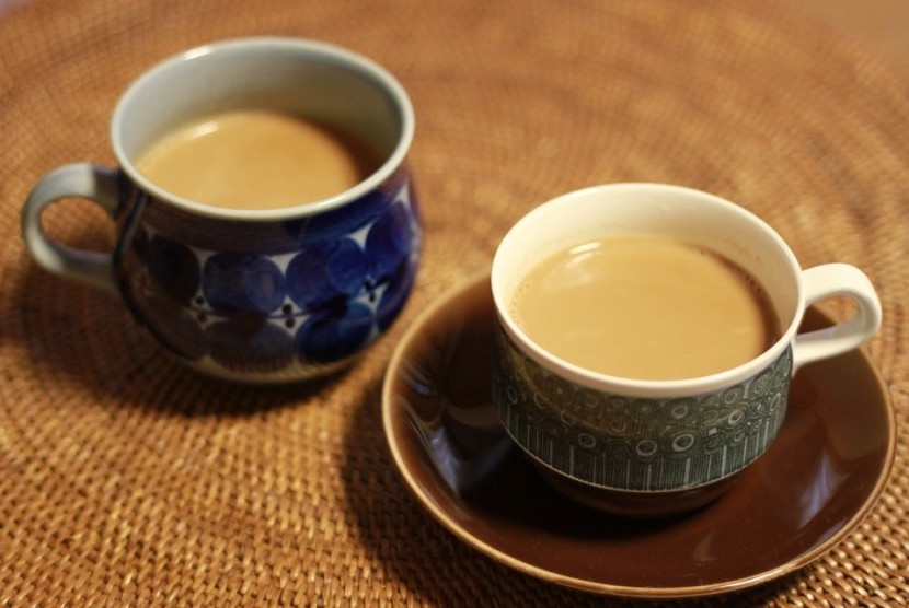Kebiasaan minum teh di Inggris adalah dengan ditambahkan sedikit susu.
