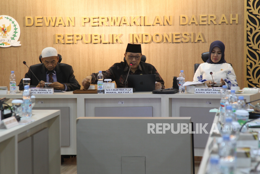 Kebijakan efisiensi dalam penyelenggaraan haji 2025 yang berdampak pada pengurangan kuota petugas haji menjadi perhatian Komite III DPD RI dalam RDP di DPD RI, Senin (17/2/2025).