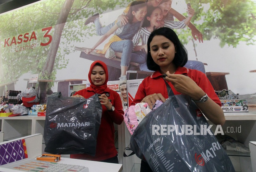 Kebijakan Kantong Plastik Tidak Gratis. Pramuniaga memasukkan barang belanjaan kedalam kantong plastik di salah satu gerai retail di Cibinong City Mall, Bogor, Jawa Barat, Jumat (1/3/2019).