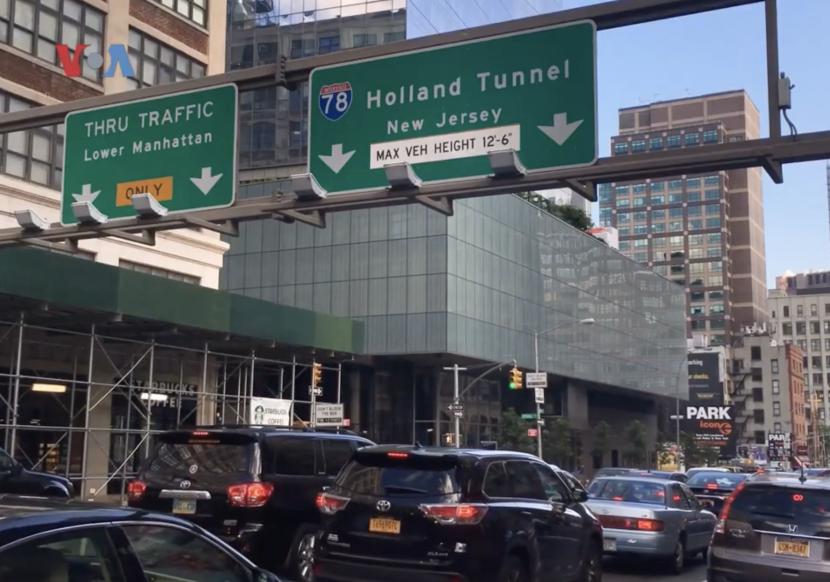 Kebijakan mobil wajib bayar tol masuk kota di New York ditangguhkan.