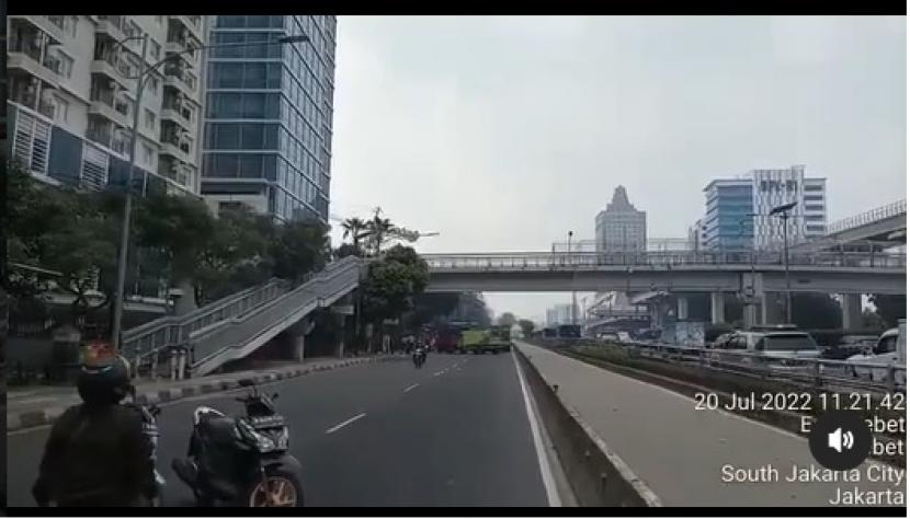 Kebocoran Gas di Jalan MT Haryono, Kecamatan Tebet, Jakarta Selatan, Rabu (20/7/2022), membuat jalan ke arah Cawang, Jakarta Timur, ditutup.