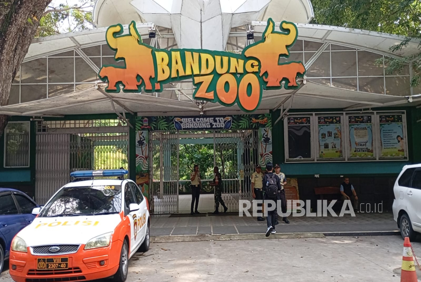 Kebun Binatang Bandung terpaksa ditutup untuk pengunjung akibat diduga adanya perselisihan antara manajemen lama dan manajemen baru, Kamis (3/7/2025). Sejumlah pengunjung merasa kecewa. 