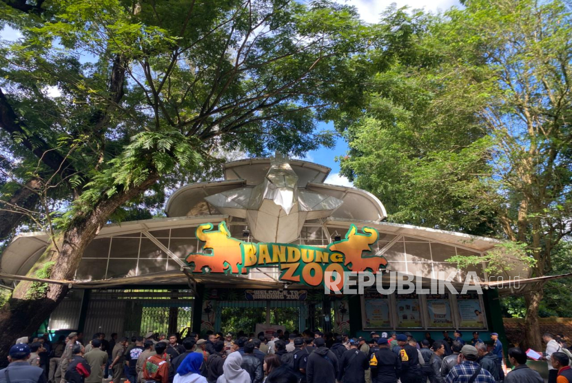 Kebun Binatang Bandung. 