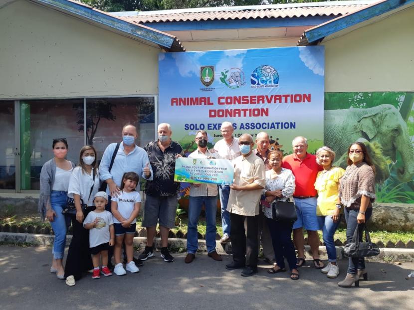 Kebun binatang Taman Satwa Taru Jurug (TSTJ) Solo menerima donasi untuk konservasi satwa senilai Rp 20 juta dari Solo Expart Association, Jumat (1/10).
