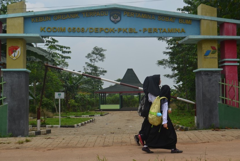 Kebun organik terpadu di Kelurahan Lewinanggung, Kota Depok, Jawa Barat. Kebun ini dikembangkan oleh masyarakat, TNI, dan Pertamina untuk memanfaatkan lahan tidur menjadi lahan produktif. 