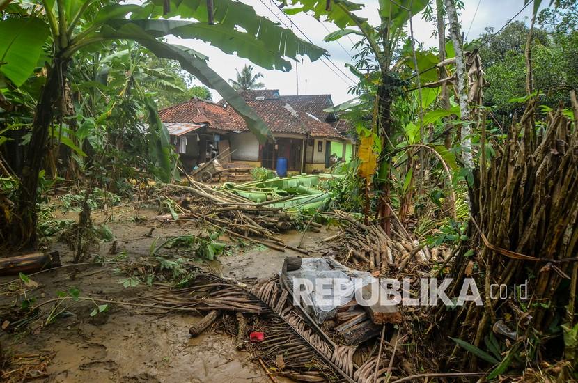 Hujan dan angin kencang di Kecamatan Cicalengka, Kabupaten Bandung, Ahad (1/11). Badan Penanggulangan Bencana Daerah (BPBD) mencatat ada sekitar 30 rumah yang mengalami kerusakan.