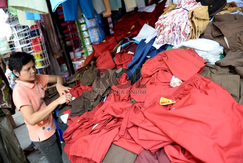 Kebutuhan Seragam Sekolah. Pembeli memilih seragam sekolah di Pasar Jatinegara, Jakarta Timur, Jumat (24/7).