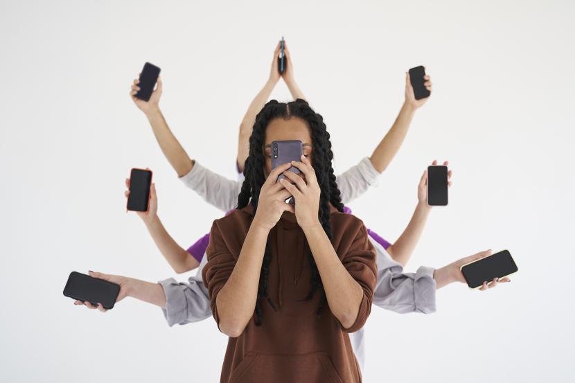 Kecanduan gadget (ilustrasi). Orang yang main ponsel lebih dari tiga jam sehari berisiko mengalami nyeri punggung.