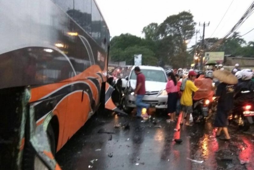 Kecelakaan di  Jalan Raya Puncak, Bogor (ilustrasi). Bus wisatawan terperosok di parit jalur Puncak, Bogor menyebabkan tiga penumpang luka.