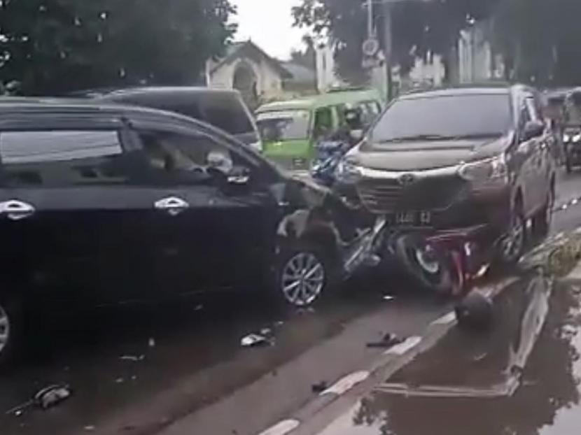 Kecelakaan beruntun (ilustrasi). Kecelakaan beruntun melibatkan belasan kendaraan viral terjadi di Pasirkoja, Bandung.