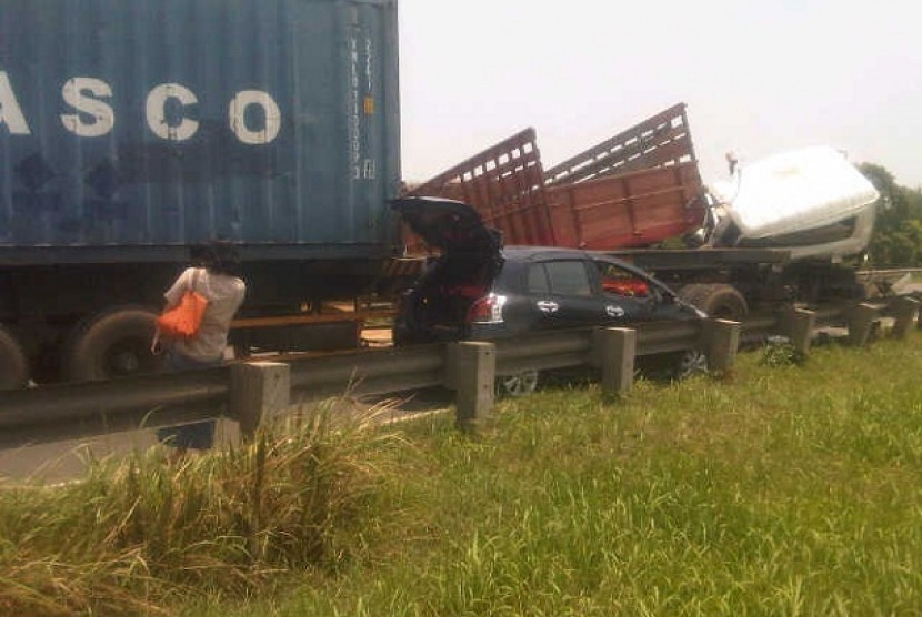 Kecelakaan beruntun di pintu Tol Cikarang Barat, Sabtu (26/10) siang.