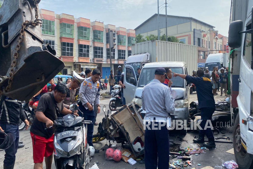 Kecelakaan beruntun melibatkan 13 kendaraan roda empat dan roda dua terjadi di lampu merah Dawuan, Kabupaten Karawang, Sabtu (29/11/2025) sekitar pukul 07.45 WIB. Dua orang pengendara tewas di lokasi kejadian akibat kecelakaan beruntun tersebut.