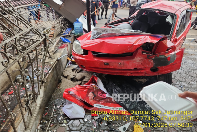 Kecelakaan beruntun melibatkan mobil yang dikendarai mahasiswa, sepeda motor, pejalan kaki hingga pengendara yang tengah parkir terjadi di Jalan Raya Bandung Sumedang Dusun Warung Kalde, Desa Cikeruh, Kecamatan Jatinangor, Kabupaten Sumedang, Senin (27/1/2025). Akibatnya, salah seorang warga yang tengah duduk meninggal dunia di lokasi kejadian. 