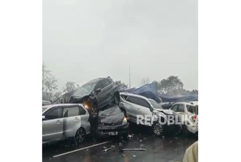 Kecelakaan beruntun melibatkan sebuah truk pengangkut kardus di KM 92 ruas Tol Cipularang arah Jakarta dengan belasan kendaraan lainnya.