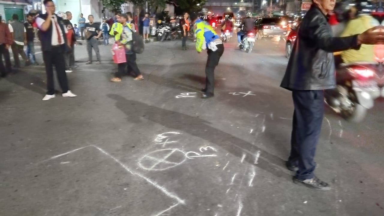 Kecelakaan beruntun melibatkan tiga kendaraan mobil, tiga sepeda motor, seorang pejalan kaki serta satu unit gerobak terjadi di Jalan Ahmad Yani, depan pintu Terminal Cicaheum, Kota Bandung, Ahad (23/2/2025) malam. Akibatnya, seorang pejalan kaki berinisial R tewas di lokasi kejadian. 