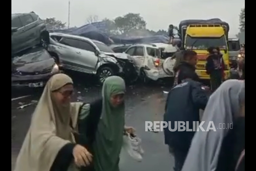 Kecelakaan beruntun melibatkan truk pengangkut kardus dengan beberapa mobil terjadi di kilometer 92 ruas Tol Cipularang arah Jakarta, Senin (11/11/2024) sore.